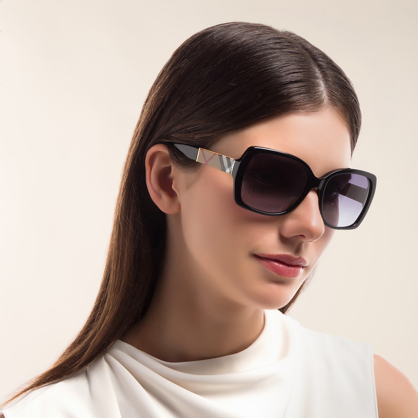 BURBERRY Unisex Square Sunglasses in Black – Model Photo 4